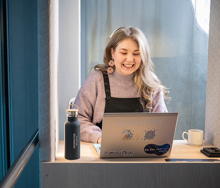KSP Person working on her laptop 700x600