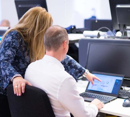 ksp-l-555x500_casequalitymanagement_woman_and_man_checking_pc_pointing
